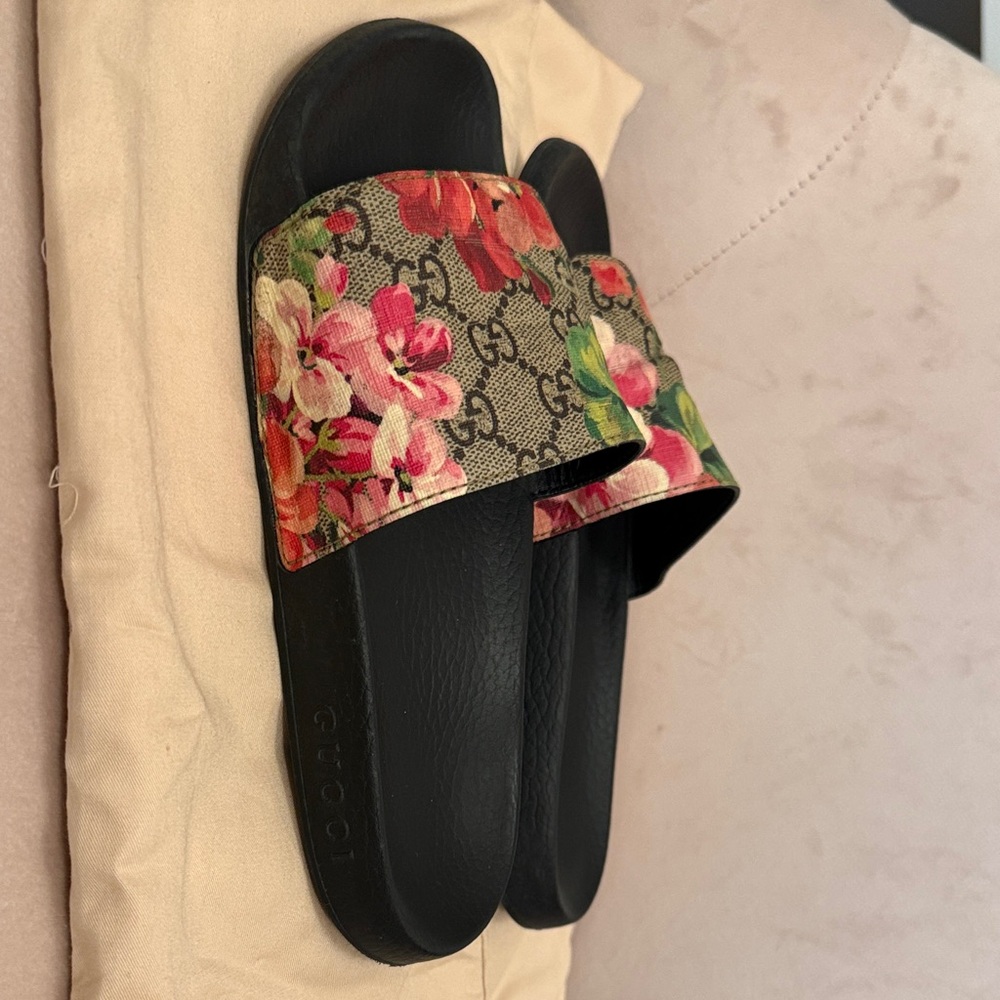 Gucci Women's Floral Slide Sandals - Black and Red - Picture 3 of 7